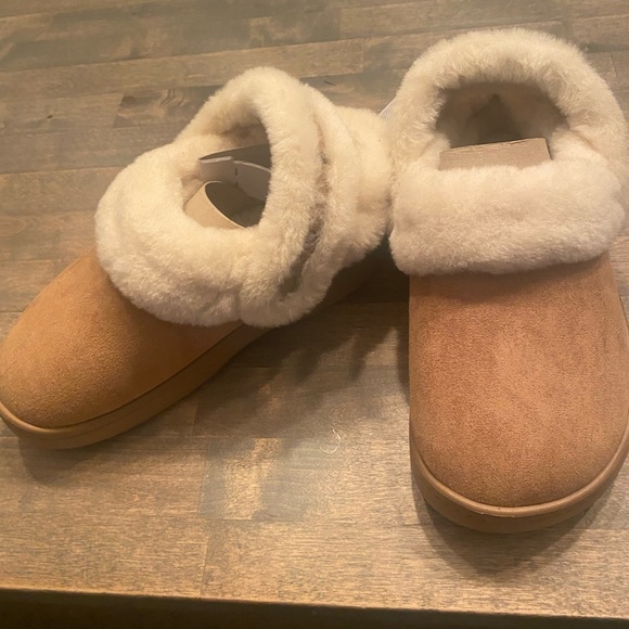 CROCS Tan and Cream Kids Slippers - Picture 2 of 4